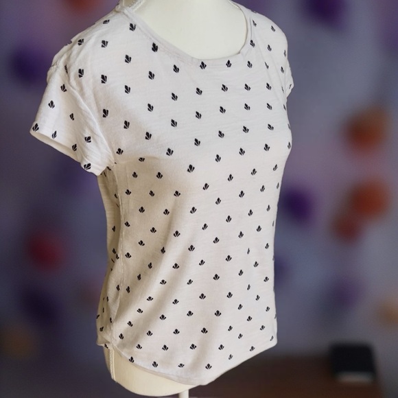 Elegant Black Patterned Women's Tee with Flower 🌺 Decal - Picture 3 of 10